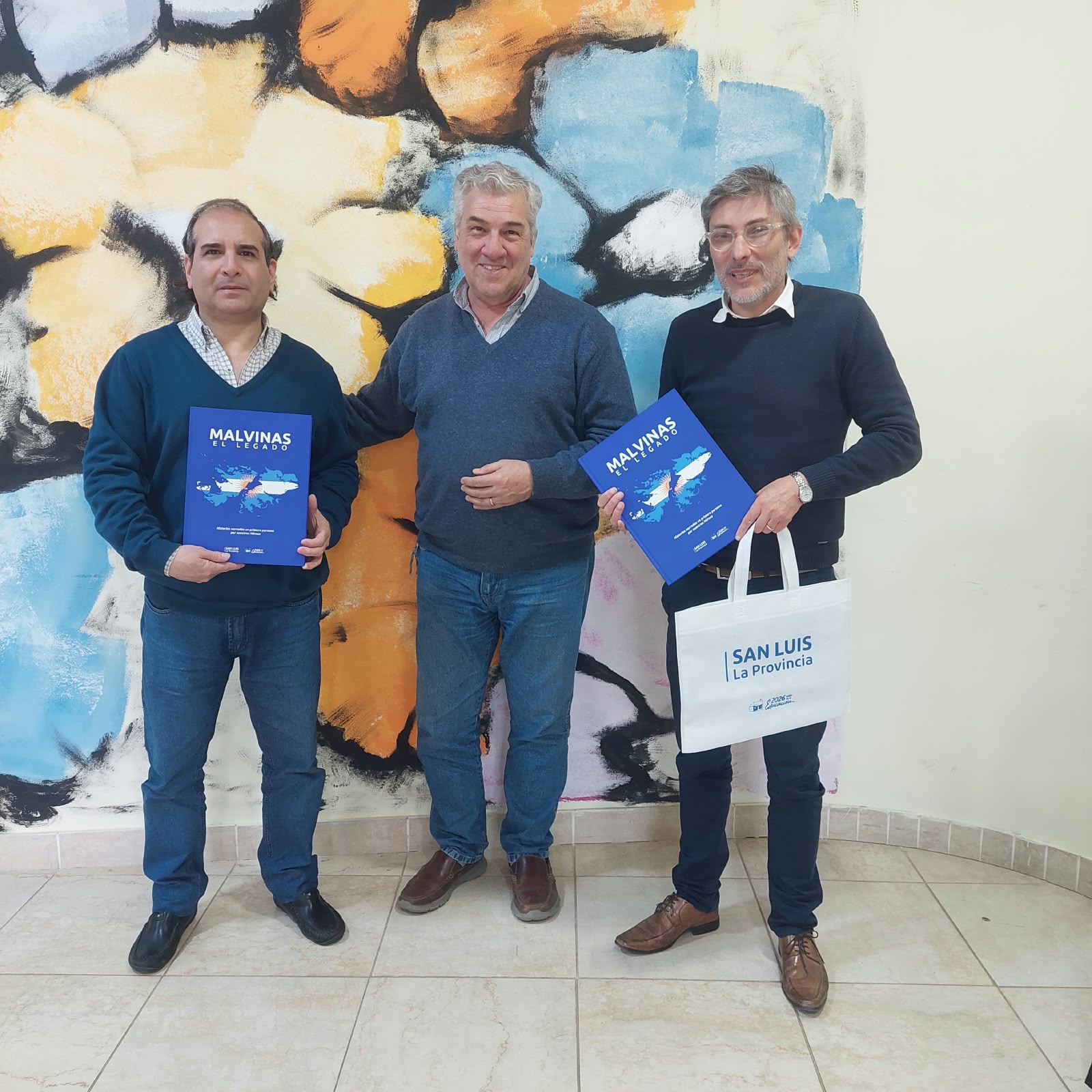 El director de Infraestructura Hídrica y Energética de la Provincia, Corrado Comastri, realizó la entrega del libro “Malvinas, El Legado” a representantes del Área Técnica del Consejo Federal de Energía Eléctrica, Ing. Luis Fernando Albert e Ing. Diego Martín Benítez.