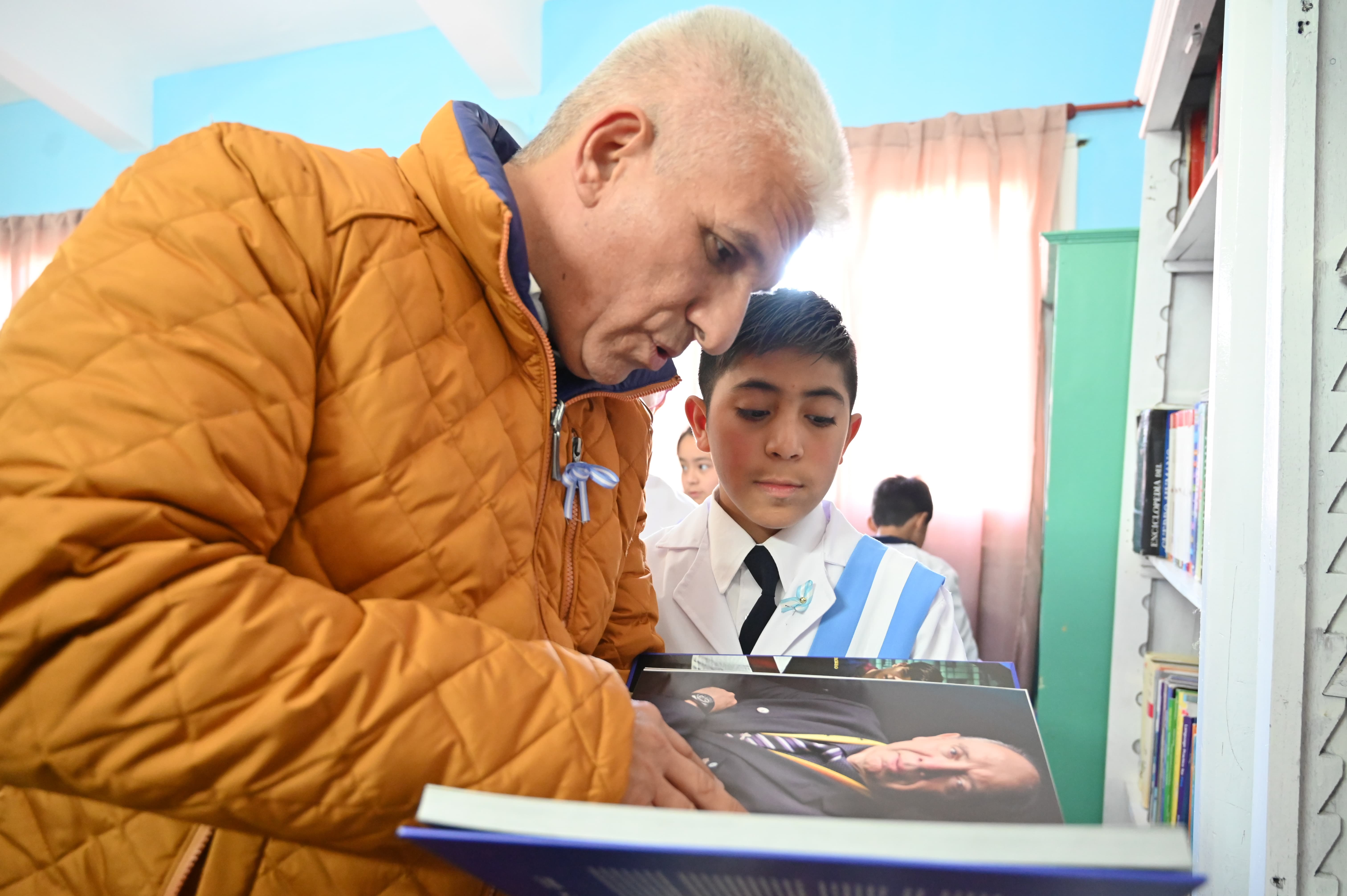 Lugar de entrega: Escuela N° 417 "GRANADERO FLORENCION NAVARRO" Entrega: Pablo Fernández, Subdirección Educación Rural, Ministerio de Educación. ESCUELA N° 222 “GRANADERO DIONICIO MORAN”, director ROMERO ROSA ANA LIA, localidad Los Chañares ESCUELA N° 68 “DOCTOR NICOLAS JOFRE”, director CABRERA GISELA BRENDA, localidad La Aguada ESCUELA N° 81 “JOSE SANTOS ORTIZ”, director TAVECCHIO LILIAN ELIZABETH, localidad San Miguel (CH) ESCUELA N° 225 “MAESTRO PIO ROSARIO FLORES”, director QUIROGA LETICIA VANESA, localidad Papagayos ESCUELA N° 237 “MAESTRA TRINIDAD CHIRINO”, director ARIAS FANY EDIT, localidad Los Molles (Junin) ESCUELA TÉCNICA N° 2 “SAN JOSÉ OBRERO”, director RODAS SERGIO GUSTAVO, localidad Cortaderas CENTRO EDUCATIVO N° 27 “GOBERNADOR SANTIAGO BESSO”, director VOGEL RUTH NOEMI, localidad Merlo ESCUELA N° 169 “GRANADERO CANDIDO MIRANDA”, director ROSALES MARIA ROSA, localidad Las Chilcas ESCUELA TÉCNICA N° 26 “GOBERNADOR ELIAS ADRE”, director VEGA JORGE RICARDO, localidad Concaran ESCUELA N° 186 “GRANADERO JUAN MIGUEL ALCARAZ”, director MAGALLAN, NELLY ESTHER, localidad Balcarce ESCUELA N° 158 “JOSE MANUEL ESTRADA”, director MANSILLA, ALEJANDRA CARINA, localidad Ojo Del Rio ESCUELA N° 251 “SANTIAGO DEL ESTERO”, director MANCILLA LILIANA ELISABETH, localidad Tilisarao CENTRO EDUCATIVO N° 14 “DORA OCHOA DE MASRAMON”, director MARTIN MARIA DEL CARMEN, localidad Villa Larca ESCUELA N° 250 “TOMAS ESPORA”, director RIVAROLA PABLO SERGIO, localidad Naschel ESCUELA N° 83 “GENERAL SOLER”, director ANDRE NANCY BEATRIZ, localidad Colonia Zubelzu COLEGIO N° 27 “DOCTOR ELEODORO LOBOS”, director DELFINO CARLOS CESAR, localidad Concaran ESCUELA N° 417 “GRANADERO FLORENCIO NAVARRO”, director GATICA MIRTHA SUSANA, localidad Tilisarao ESCUELA TÉCNICA N° 1 “ELENA OSSOLA DE HORAS”, director MERCAU SONIA PAOLA, localidad Naschel ESCUELA N° 197 “TENIENTE MANUEL FELIX ORIGONE”, director GONZALEZ MARIA PATRICIA, localidad Concaran